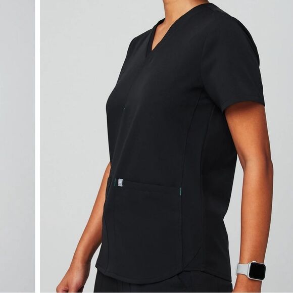 Fabletics Method 2-Pocket Scrub Top Black‎ Small New With Tags - Picture 3 of 7